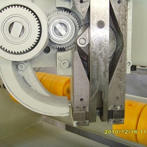 萍(ping)鄉BDJ-2000B型(雙(shuang)伺服驅(qu)動)半自(zi)動釘箱(xiang)機