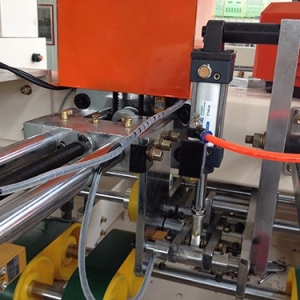 萍鄉BDJ-2000B型(xing)(雙伺服(fu)驅動)半(ban)自動釘(ding)箱機